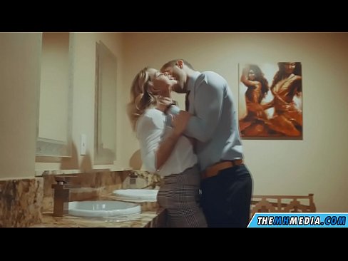 ❤️ Том биетэй шаргал үст таныг нийтийн бие засах газар уруу татах үед Зовох порно дээр mn.libporno.ru ❤